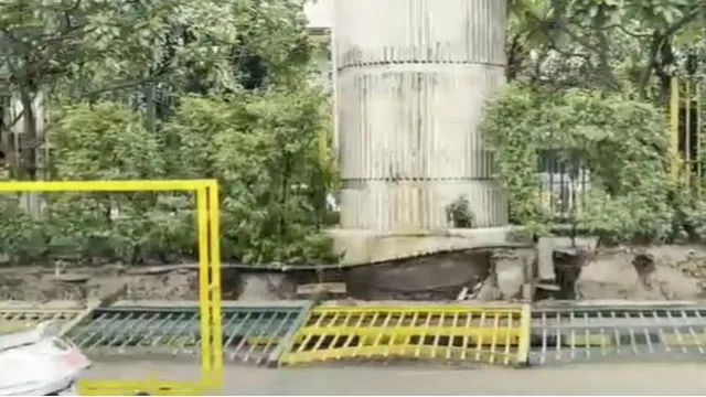 up-news-railing-along-road-divider-collapses-in-noida-after-heavy-rains-traffic-snarls-ensue-watch